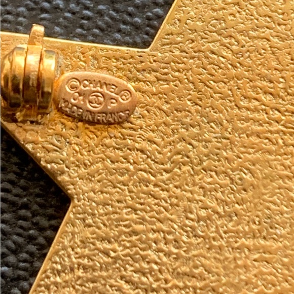 Vintage CHANEL Gold 💛 and Black 🖤 Six Star ⭐️Rare Pin Brooch Gold Tone CC Logo - Picture 11 of 14